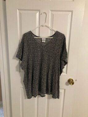 Black & White Short Sleeve V-Neck Top